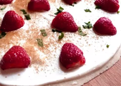 Süsser Flammkuchen mit Erdbeeren